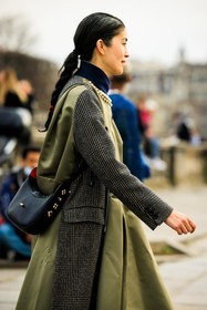 profile, braided pony tail, corssbody bag, black handbag, kaki trench, plaid trench, dual toned trench, caroline issa, fashion week, frenchystyle, FW, jonathan paciullo, street style, AUTUMN WINTER 2022-2023, FALL WINTER 2022_2023, FW 22-23, PFW, PARIS, vertical, detail