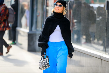 blue pants, light blue pants, black pullover, black hat, woolen hat, turtleneck pullover, cropped pullover, split pullover, loose pants, longchamp bag, rayban sunglasses, sheer sunglasses, monogrammed bag, white bag, black bag, hand bag, fashion week, frenchystyle, FW, jonathan paciullo, street style, FALL WINTER 2020-2021, AUTUMN WINTER 2020-2021, FW 20-21, horizontal, atmosphere details, detail, NYFW, NEW YORK