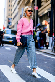 black bag, caro daur, earrings, fashion week, frenchystyle, full length, FW, grey pants, high heels, jonathan paciullo, leather bag, leather shoes, NEW YORK, NYFW, pink sweater, SPRING SUMMER 2018, SS 18, street style, trousers, vertical, white shoes