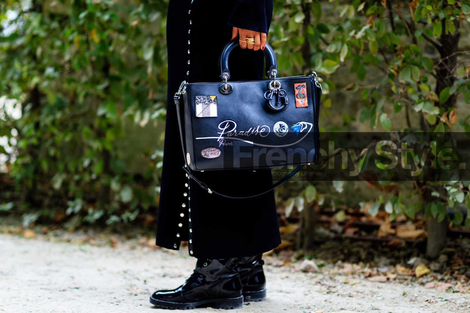 atmosphere details, black bag, black boots, christian dior, detail, fashion week, frenchystyle, FW, horizontal, jonathan paciullo, leather bag, leather shoes, PARIS, PFW, printed bag, SPRING SUMMER 2017, SS 17, street style, varnished leather shoes