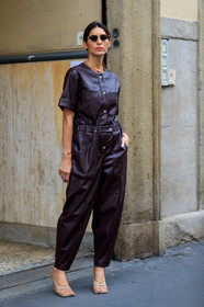 deborah reyner sebag, leather pants, leather shirt, leather total look, short sleeves shirt, brown shirt, brown pants, aviator sunglasses, metalic frame sunglasses, piaget bracelet, golden bracelet, golden necklace, chain necklace, chain detail shoes, squared toed shoes, beige leather shoes, bottega veneta shoes, diamond earrings, fashion week, frenchystyle, FW, jonathan paciullo, street style, MFW, MILAN, SPRING SUMMER 2020, SS 20