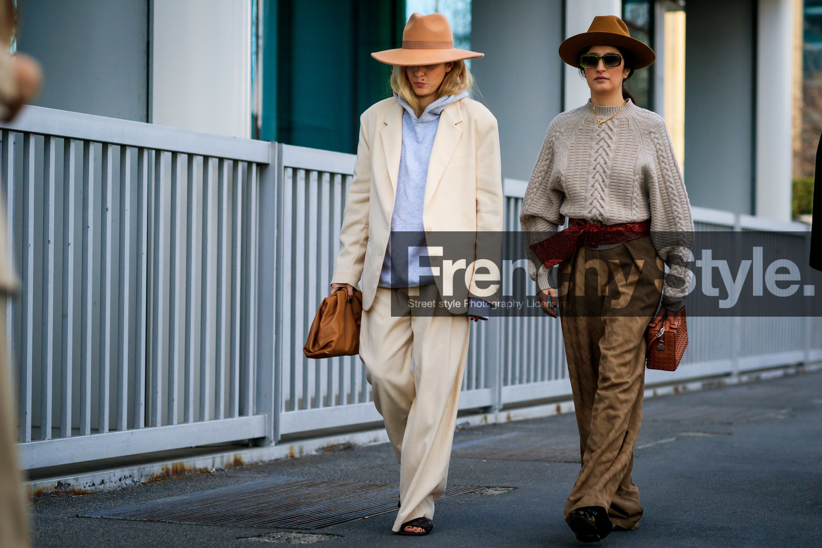 valentina siragusa, eleonora carisi, white pants, light grey hoodie, beige hat, camel leather clutch, bottega veneta bag, light grey pullover, camel hat, red leather belt, animal printed belt, leopard printed belt, camel leather bag, studs details bag, kaki pants, carrot pants, loose pants, belted pants, houndstooth printed pants, silk pants, satin pants, green sunglasses, square shape glasses, fashion week, frenchystyle, FW, jonathan paciullo, street style, MFW, MILAN, AUTUMN WINTER 2020-2021, FALL WINTER 2020-2021, FW 20-21, horizontal, atmosphere details, full length