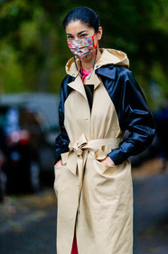 beige trench coat, black leather trench coat, bicolor trench coat, raincoat, belted trench coat, pearl strap sunglasses, covid face mask, caroline issa, street style, jonathan paciullo, FW, frenchystyle, fashion week, MFW, MILAN, SPRING SUMMER 2021, SS 21, vertical, detail