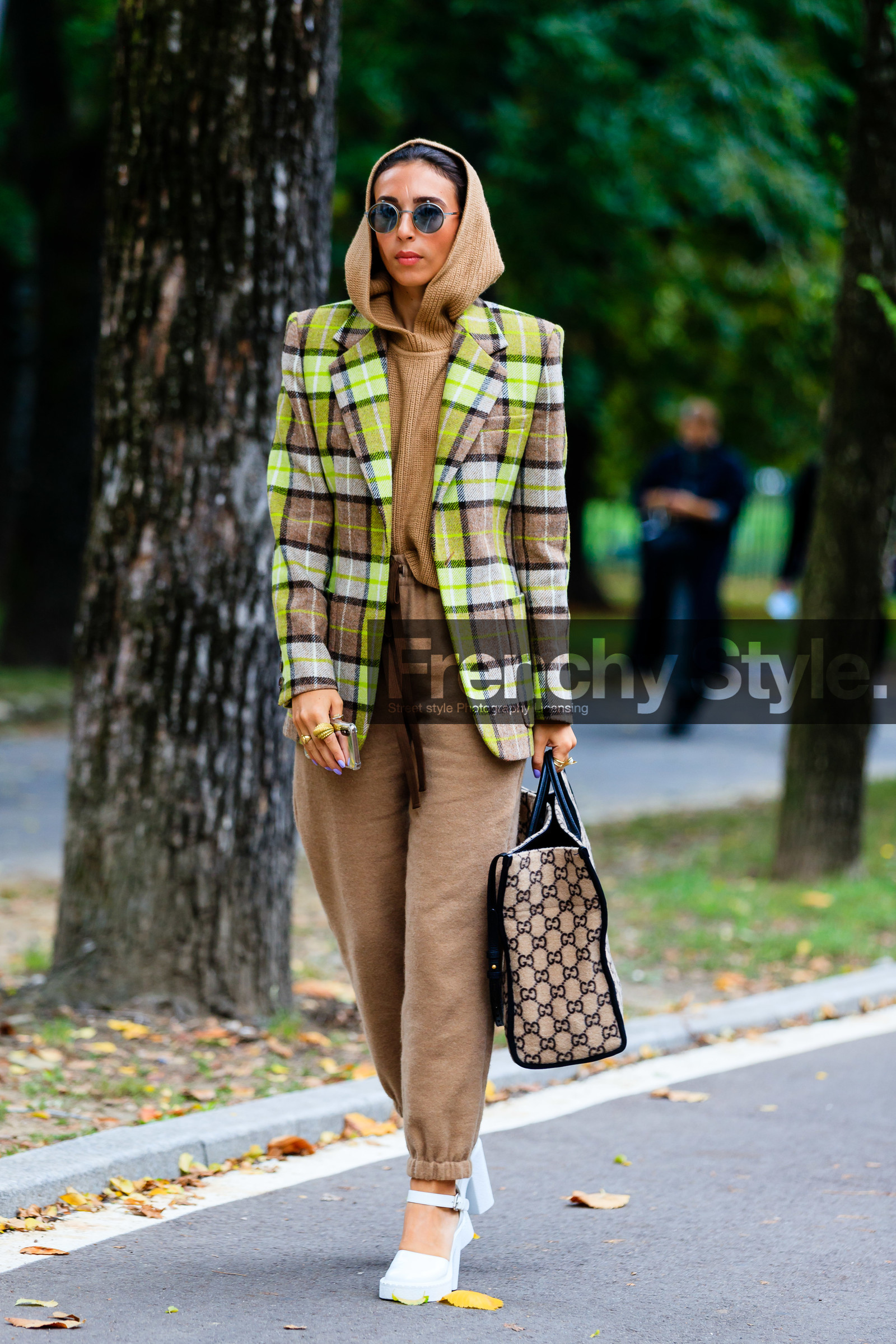 green jacket, checked jacket, beige pullover, beige pants, hoodie, camel pants, camel pullover, camel hoodie, beige hoodie, beige bag, shopping bag, monogrammed bag, gucci bag, hand bag, round shape sunglasses, woolen pants, jogging pants, sportswear, white leather shoes, high heels shoes, gabriella berdugo, street style, jonathan paciullo, FW, frenchystyle, fashion week, MFW, MILAN, SPRING SUMMER 2021, SS 21, vertical, full length