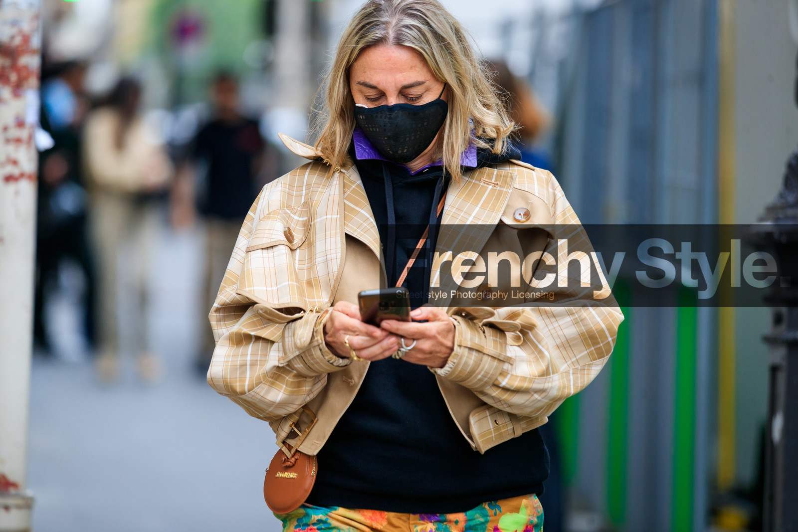 beige jacket, light beige jacket, cropped jacket, checked jacket, camel leather bag, crossbody bag, round shape bag, mini bag, jacquemus bag, cropped trench coat, fashion week, frenchystyle, FW, jonathan paciullo, street style, PFW, PARIS, SPRING SUMMER 2022, SS 22, horizontal, atmosphere details, detail