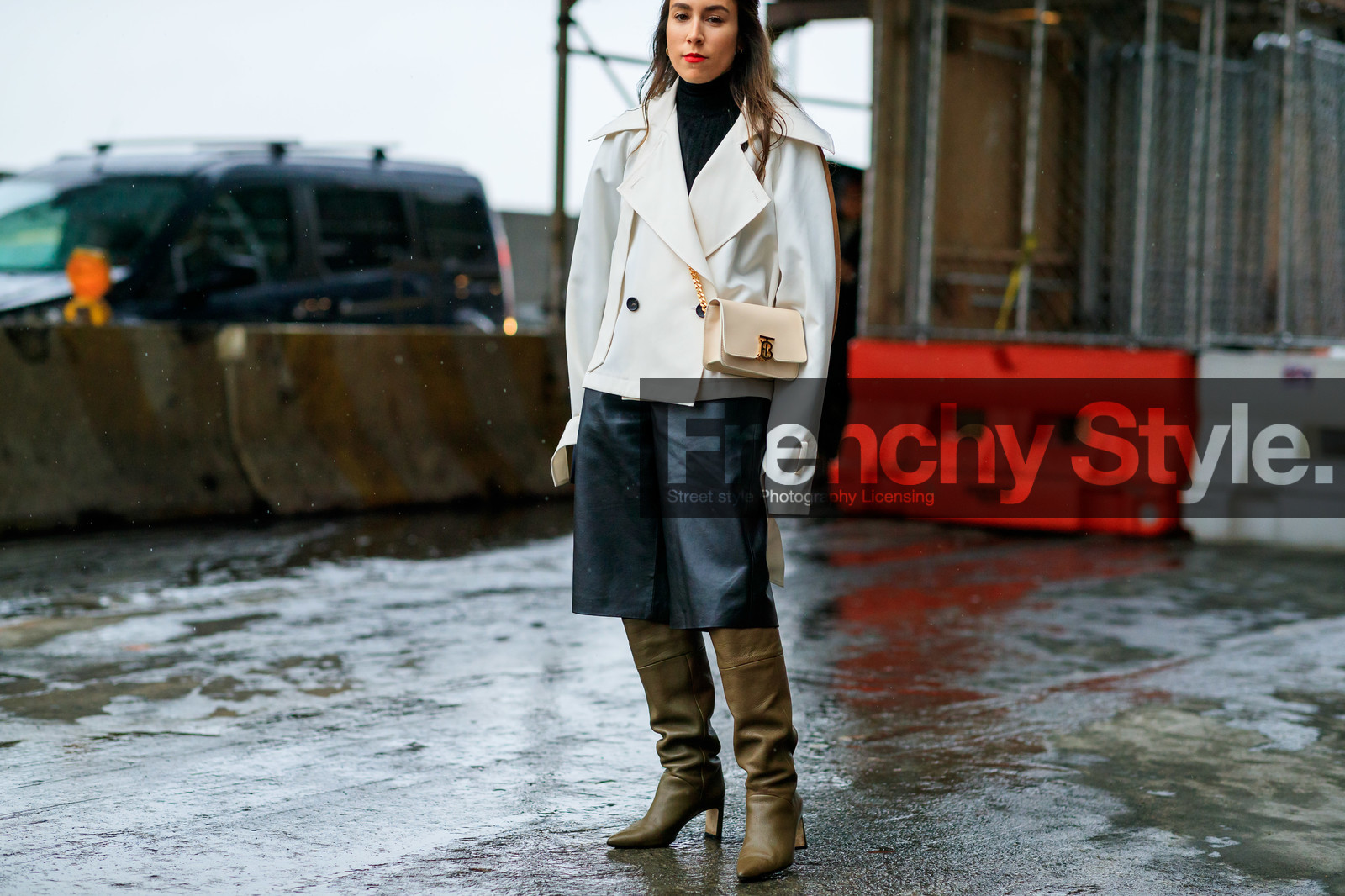 lauren caruso, white jacket, brown jacket, bicolor jacket, white leather bag, burberry bag, golden chain strap bag, crossbody bag, black pullover, black leather skirt, kaki leather boots, high boots, high heels boots, mid long skirt, turtleneck pullover, fashion week, frenchystyle, FW, jonathan paciullo, street style, NYFW, NEW YORK, AUTUMN WINTER 2020-2021, FALL WINTER 2020-2021, FW 20-21, horizontal, atmosphere details, detail