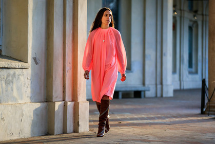 brown boots, high boots, high heels, leather shoes, pink dress, zip, fashion week, frenchystyle, FW, jonathan paciullo, street style, MFW, MILAN, AUTUMN WINTER 2018-2019, FALL WINTER 2018-2019, FW 18-19, horizontal, atmosphere details, full length, erika boldrin