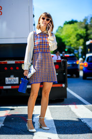 blue bag, fashion week, frenchystyle, full length, FW, high heels, houndstooth motif, houndstooth pattern, jenny cipoletti, jonathan paciullo, leather bag, leather shoes, NEW YORK, NYFW, printed dress, SPRING SUMMER 2018, SS 18, street style, sunglasses, vertical, white blouse, white shoes