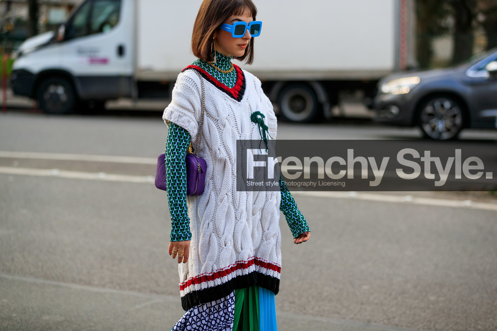 white pullover, short sleeves pullover, oversize pullover, green dress, blue dress, high collar dress, geometrical printed dress, pleated dress, blue sunglasses, big sunglasses, square shape glasses, purple leather bag, silvered chain strap bag, shoulder bag, golden necklace, golden earrings, strassed earrings, big earrings, dangling earrings, big chain necklace, courreges sunglasses, lacoste dress, lacoste pullover, lacoste bag, striped pullover, fashion week, frenchystyle, FW, jonathan paciullo, street style, PFW, PARIS, horizontal, atmosphere details, detail