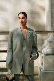 fiona zanetti, airpod, dangling earrings, silvered earrings, strassed earrings, beige jacket, oversize jacket, paco rabanne bag, metalic bag, metal bag, silvered bag, golden bag, PARIS, PFW, SPRING SUMMER 2020, SS 20, fashion week, frenchystyle, FW, jonathan paciullo, street style, vertical, atmosphere details, detail