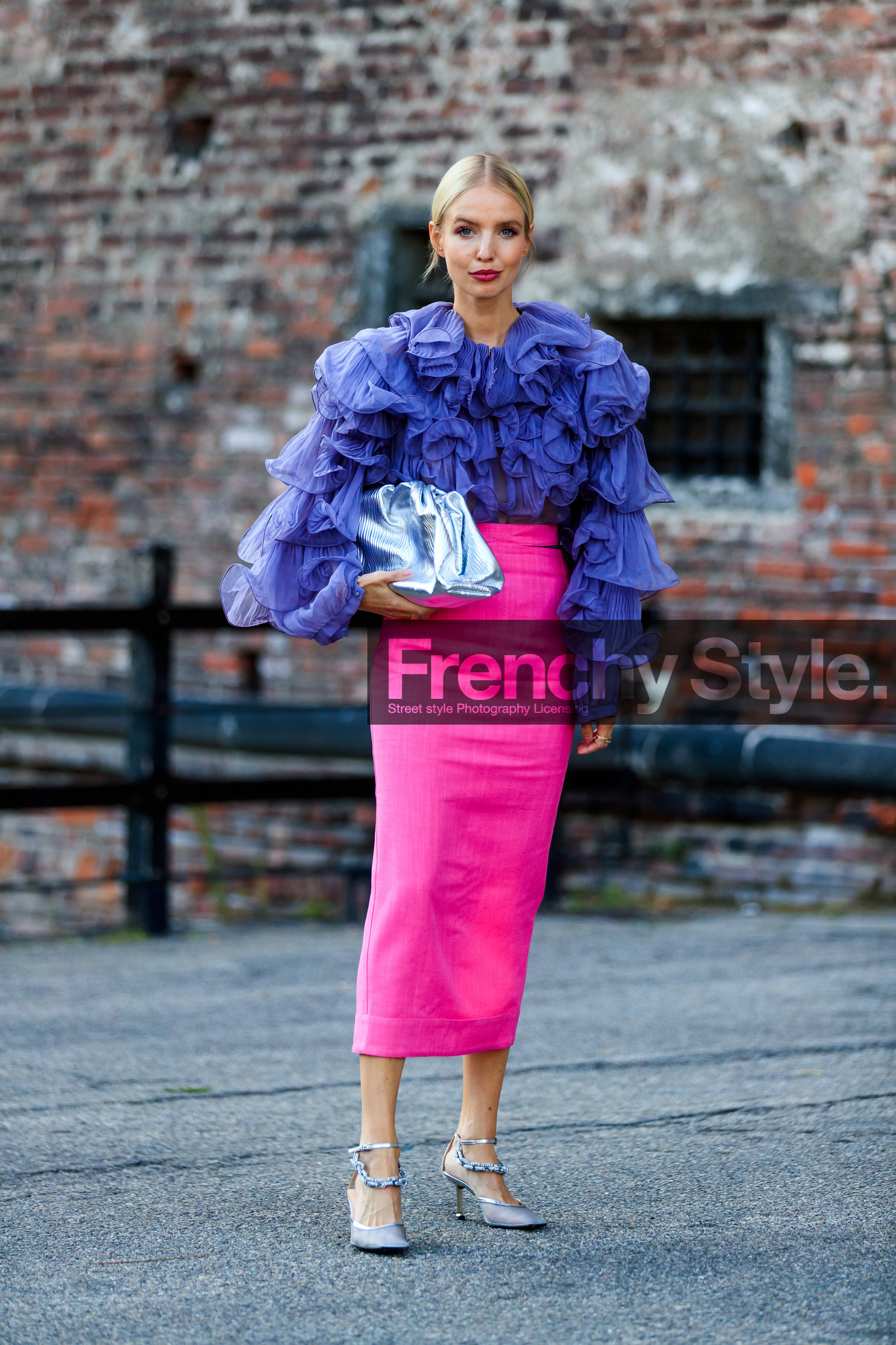 ruffle blouse, purple blouse, lilac blouse, long sleeves blouse, pink skirt, long skirt, silvered clutch, bottega veneta bag, alberta ferretti top, strassed strap shoes, kitten heels shoes, silvered shoes, leonie hanne, fashion week, frenchystyle, FW, jonathan paciullo, street style, MFW, MILAN, SPRING SUMMER 2021, SS 21, vertical, full length