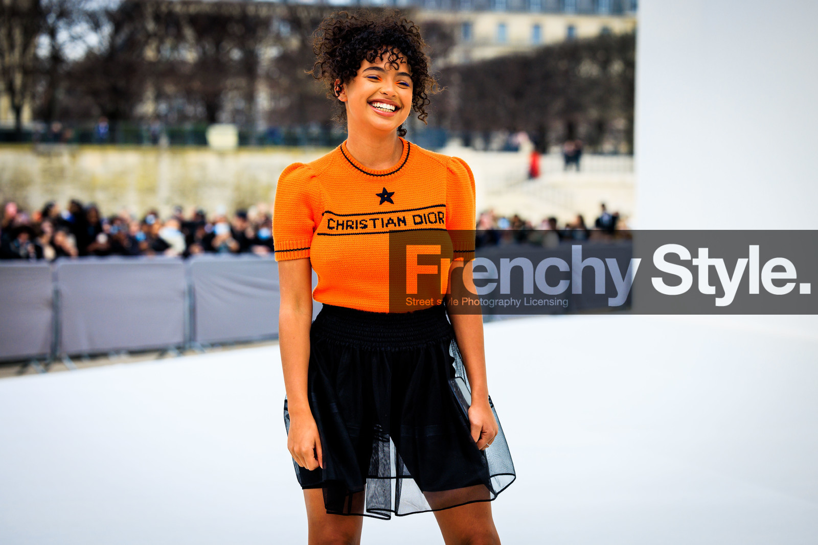 dior, orange tshirt, dior tshrt, ruffle skirt, black skirt, afro hair, paola locatelli, fashion week, frenchystyle, FW, jonathan paciullo, street style, AUTUMN WINTER 2022-2023, FALL WINTER 2022_2023, FW 22-23, PFW, PARIS, horizontal, atmosphere details, detail