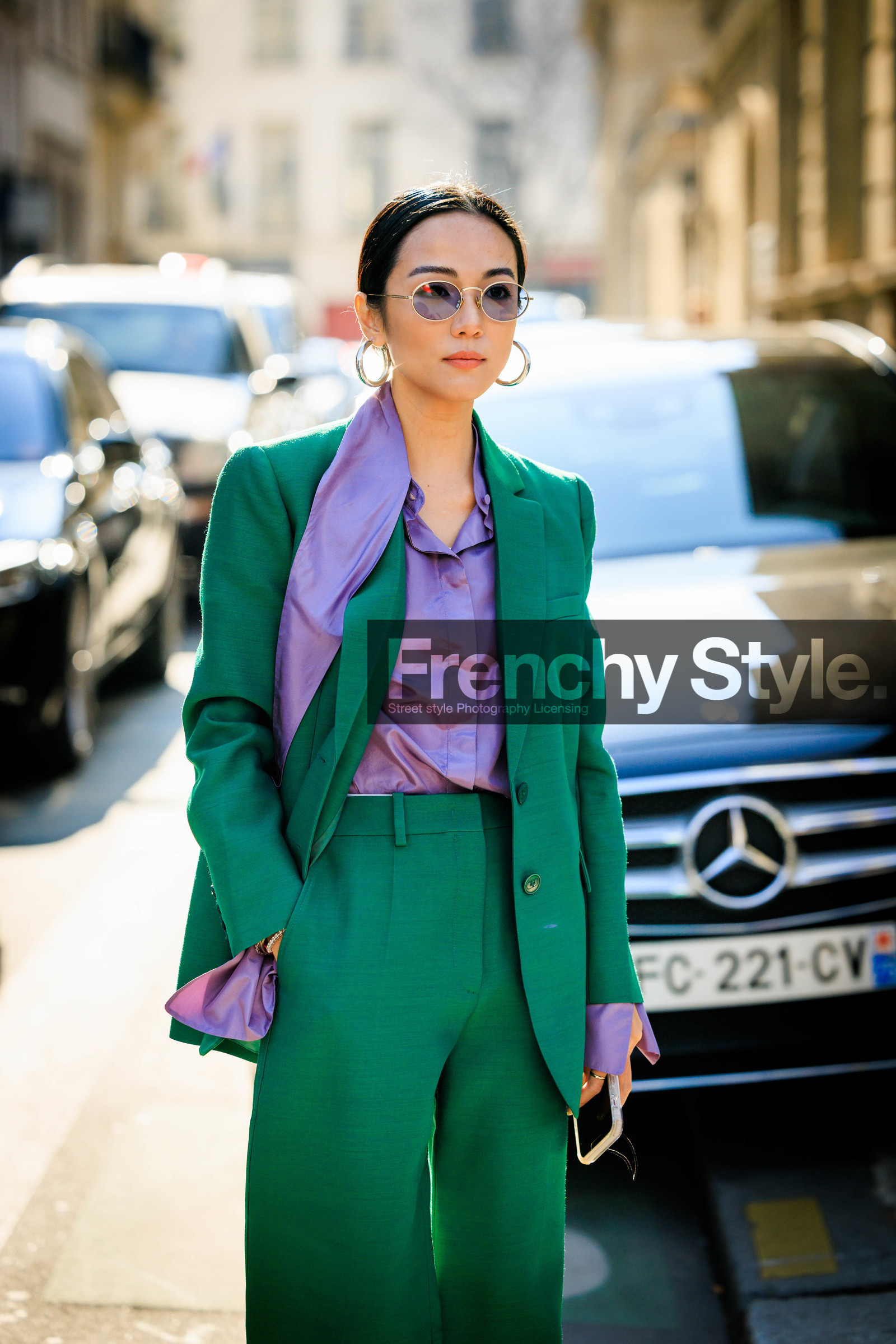 green suit, purple shirt, satin shirt, dandy look, valentino, silver loops, purple sunglasses, yoyo cao, street style, jonathan paciullo, FW, frenchystyle, fashion week, AUTUMN WINTER 2022-2023, FALL WINTER 2022_2023, FW 22-23, PARIS, PFW, vertical, detail