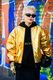 details, golden jacket, bomber jacket, black sunglasses, pendant earrings, golden loops, golden gloves, black hoodie, black pouch, black bag, fashion week, frenchystyle, FW, jonathan paciullo, street style, MFW, MILAN, FALL WINTER 2022_2023, AUTUMN WINTER 2022-2023, FW 22-23, vertical, atmosphere details