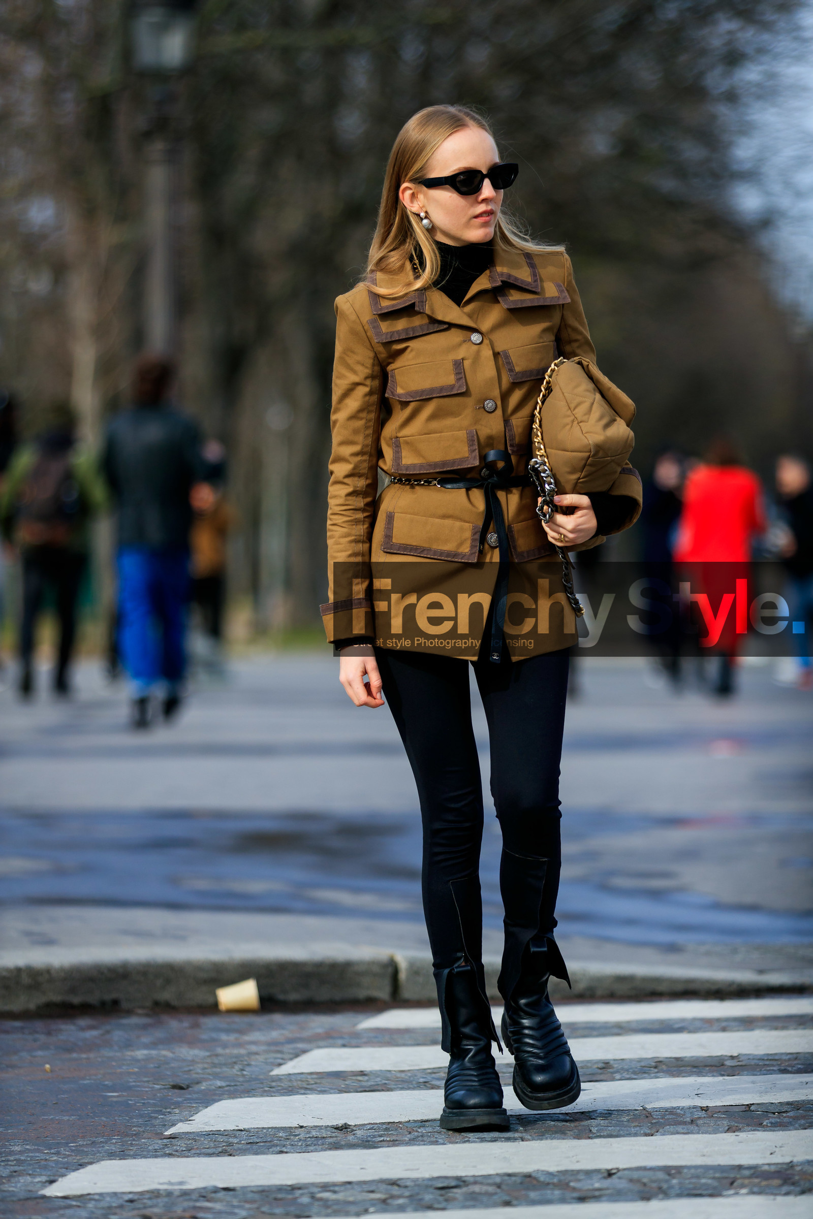 alexandra carl, kaki jacket, kaki bag, camel jacket, brown jacket, black sunglasses, black pants, black leather boots, technical fabric pants, split pants, tight pants, black leather belt, metalic belt, chain belt, belted jacket, pearl earrings, dangling earrings, black pullover, turtleneck pullover, quilted bag, multi pocket jacket, chanel bag, chanel belt, chanel jacket, quilted boots, flat boots, fashion week, frenchystyle, FW, jonathan paciullo, street style, PFW, PARIS, vertical, full length