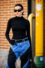 black turtlebeck, black gloves top, black sunglasses, mugler jeans, dual toned jeans, black handbag, silver ring, short hair, fashion week, frenchystyle, FW, jonathan paciullo, street style, MFW, MILAN, FALL WINTER 2022_2023, AUTUMN WINTER 2022-2023, FW 22-23, vertical, atmosphere details
