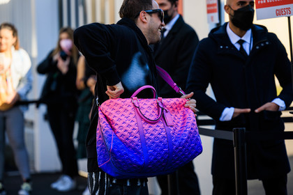 louis vuitton bag, multicolor louis vuiton bag, travel bag louis vuitton, monogram louis vuitton bag, louis vuitton mens, details, black sunglasses, fashion week, frenchystyle, FW, jonathan paciullo, street style, MFW, MILAN, AUTUMN WINTER 2022-2023, FALL WINTER 2022_2023, FW 22-23, horizontal, atmosphere details