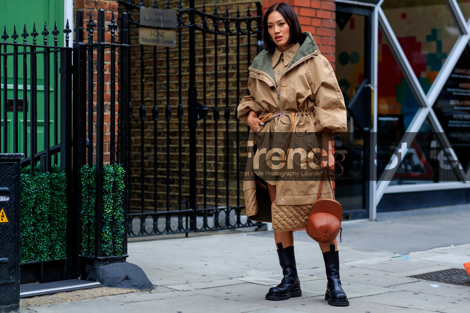 j w anderson bag, beige coat, beige trench coat, oversize trench coat, oversize coat, oversize parka, quilted coat, brown leather bag, black leather boots, chelsea boots, fashion week, frenchystyle, FW, jonathan paciullo, street style, atmosphere details, horizontal, full length