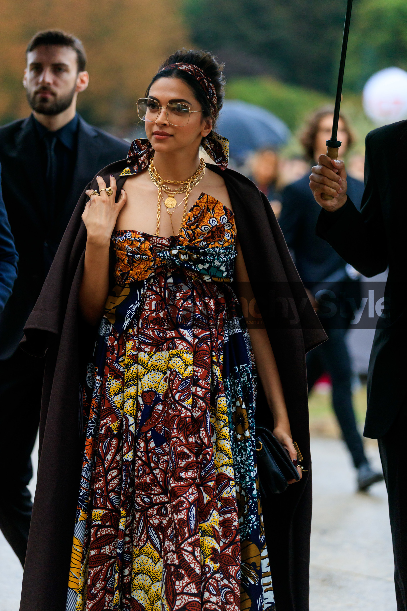 dior dress, wax printed dress, multicolor dress, strapless dress, knoted dress, long dress, square shape glasses, metalic frame sunglasses, smoked sunglasses, multi necklace, golden necklace, big chain necklace, long necklace, headband, hair details, hair scarf, fashion week, frenchystyle, FW, jonathan paciullo, street style, SPRING SUMMER 2020, SS 20, PFW, PARIS, vertical, full length