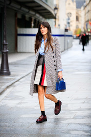 leia sfez, light blue shirt, beige coat, geometrical printed coat, striped skirt, white leather skirt, red leather skirt, black leather skirt, blue leather bag, burgundy leather loafers, quilted skirt, hand bag, louis vuitton bag, louis vuitton coat, louis vuitton skirt, louis vuitton shoes, louis vuitton total look, PARIS, PFW, fashion week, frenchystyle, FW, jonathan paciullo, street style, SPRING SUMMER 2021, SS 21, vertical, full length