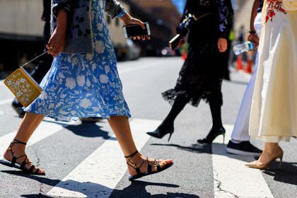 atmosphere details, black sandals, blue dress, detail, fashion week, floral, flowers, frenchystyle, FW, grey cardigan, horizontal, jonathan paciullo, leather bag, NEW YORK, NYFW, printed bag, printed dress, printed sweater, rings, SPRING SUMMER 2018, SS 18, street style, yellow bag