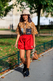 short sleeves shirt, burberry shirt, animal print shirt, brown shirt, polka dots shirt, red shorts, prada shorts, camel leather bag, white leather bag, hand bag, gucci hat, beige hat, monogrammed hat, black leather boots, laced boots, flat boots, PARIS, PFW, SPRING SUMMER 2020, SS 20, fashion week, frenchystyle, FW, jonathan paciullo, street style, vertical, full length