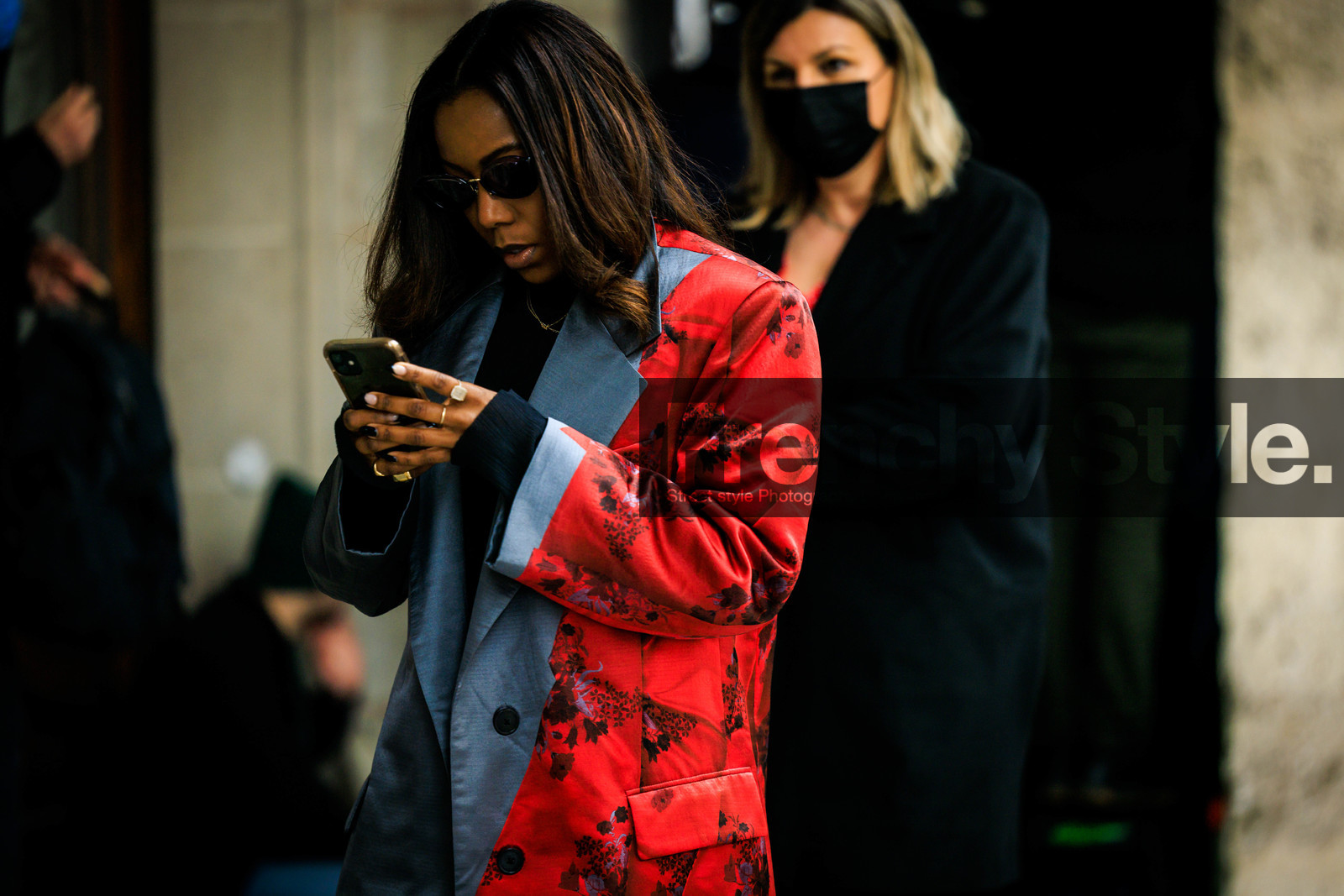 flower print blazer, red blazer, rings, iphone, black top, grey toned blazer, close up, street style, jonathan paciullo, FW, frenchystyle, fashion week, AUTUMN WINTER 2022-2023, FALL WINTER 2022_2023, FW 22-23, PFW, PARIS, horizontal, atmosphere details, detail, black sunglasses