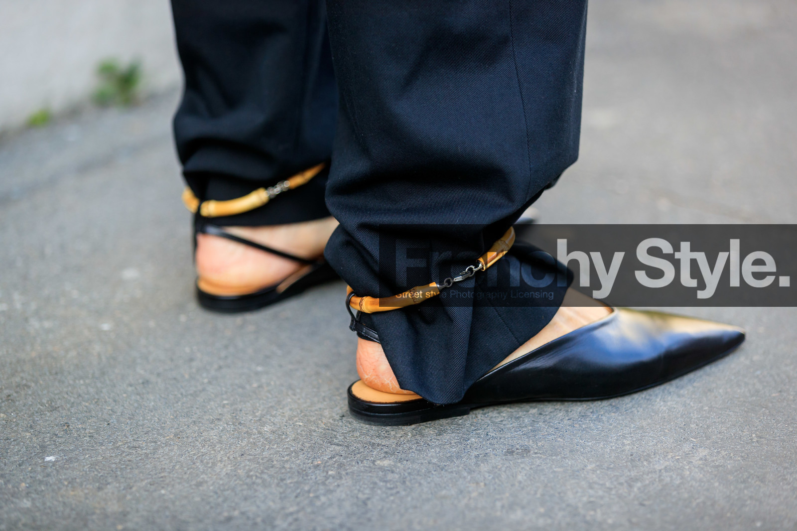 flat slippers, sharp end shoes, ankle bracelet, shoes detail, close up detail, black leather slippers, wooden strap shoes, fashion week, frenchystyle, FW, jonathan paciullo, street style, MFW, MILAN, AUTUMN WINTER 2020-2021, FALL WINTER 2020-2021, FW 20-21, horizontal, atmosphere details, detail