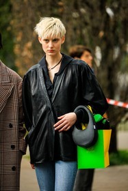 short hair, blond hair, black necklace, black blazer, leather blazer, skinny jeans, black handbag, coperni bag, model, street style, jonathan paciullo, FW, frenchystyle, fashion week, AUTUMN WINTER 2022-2023, FALL WINTER 2022_2023, FW 22-23, PFW, PARIS, vertical, detail