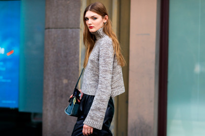 atmosphere details, AUTUMN WINTER 2017-2018, AW 17-18, black pants, brown knit, brown sweater, detail, FALL WINTER 2017-2018, fashion week, frenchystyle, FW, FW 17-18, green bag, horizontal, jonathan paciullo, leather bag, leather pants, long hair, MFW, MILAN, model, nana abramova, nastya abramova, red lips, street style, trousers, turtleneck sweater
