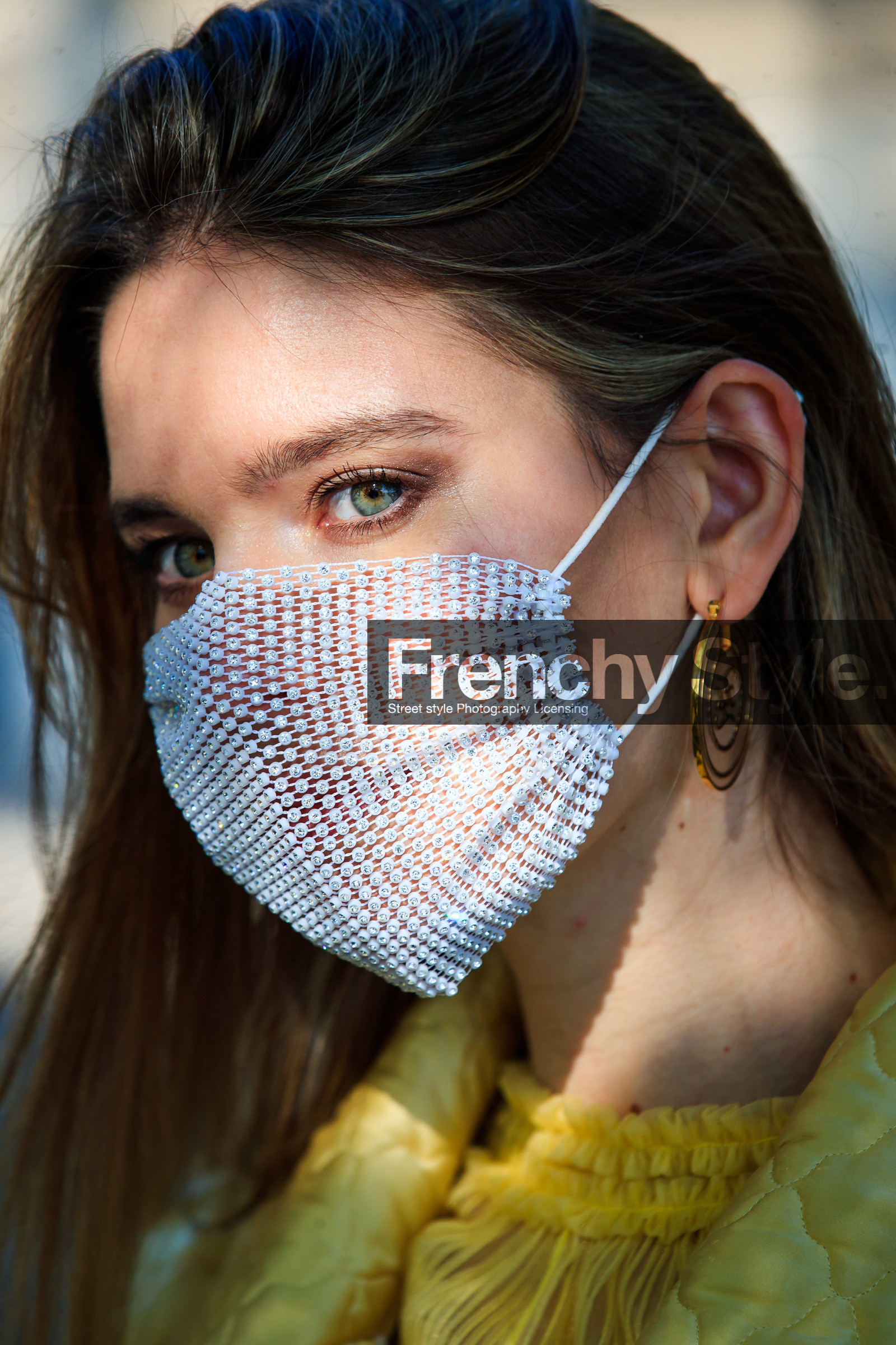 close up detail, mask detail, golden earrings, round shape earrings, hoop earrings, covid face mask, fashion week, frenchystyle, FW, jonathan paciullo, street style, MFW, MILAN, SPRING SUMMER 2021, SS 21, vertical, detail