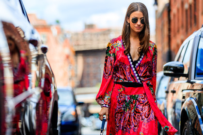 atmosphere details, detail, fashion week, frenchystyle, FW, horizontal, jonathan paciullo, multicolor dress, NEW YORK, NYFW, printed dress, ray ban, red dress, SPRING SUMMER 2018, SS 18, street style, sunglasses