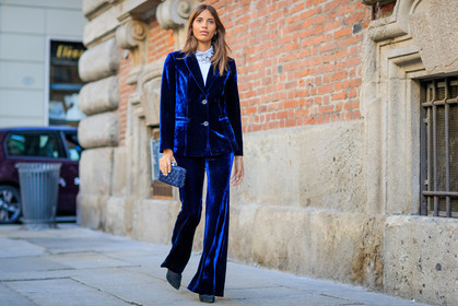 atmosphere details, AUTUMN WINTER 2017-2018, AW 17-18, black shoes, blazer, blue bag, blue jacket, blue pants, blue suit, FALL WINTER 2017-2018, fashion week, frenchystyle, full length, FW, FW 17-18, horizontal, jonathan paciullo, leather bag, leather shoes, MFW, MILAN, street style, trousers, velvet