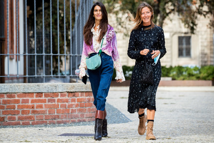 philosophy bag, velvet shirt, purple shirt, lilac shirt, floral printed shirt, suede bag, crossbody bag, green bag, rope strap bag, tie and dye shirt, blue jeans, denim, white shirt, ruffle shirt, pleated shirt, black leather boots, brown leather boots, high waist jeans, green suede bag, philosophy shirt, silk shirt, chiara totire, street style, jonathan paciullo, FW, frenchystyle, fashion week, MFW, MILAN, SPRING SUMMER 2021, SS 21, horizontal, atmosphere details, full length
