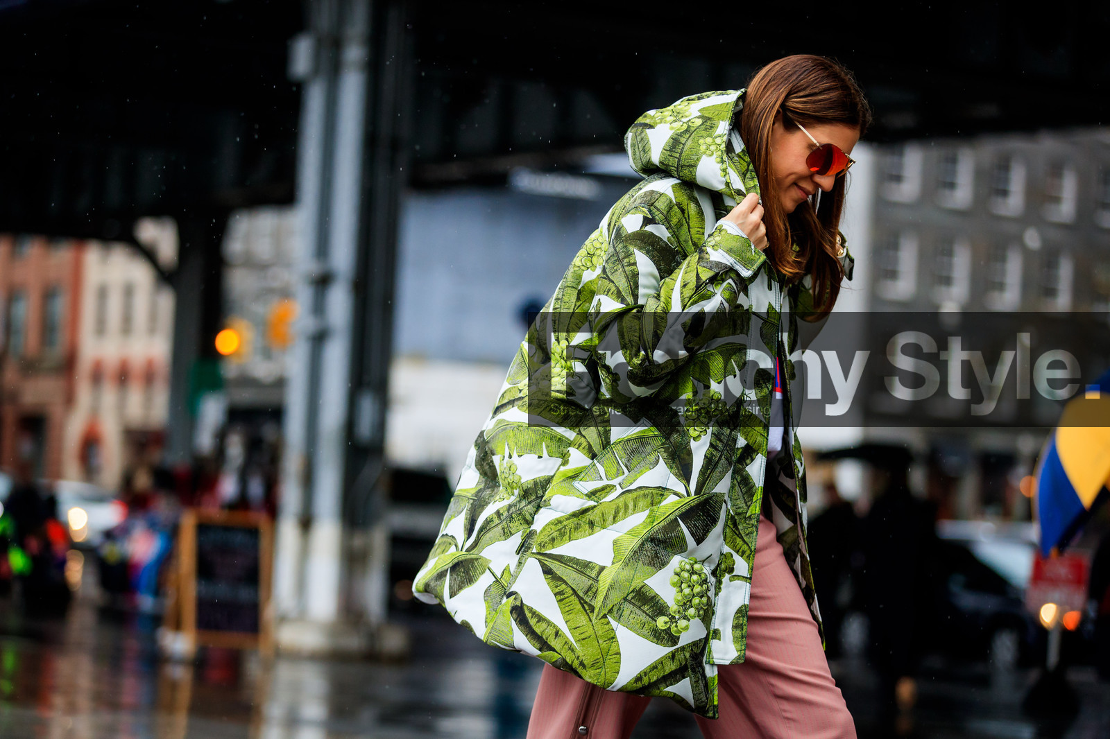 down jacket, floral, flowers, graphic jacket, hood, pink pants, printed jacket, sunglasses, trousers, street style, jonathan paciullo, FW, frenchystyle, fashion week, NYFW, NEW YORK, AUTUMN WINTER 2018-2019, AW 18-19, FALL WINTER 2018-2019, FW 18-19, atmosphere details, horizontal, detail