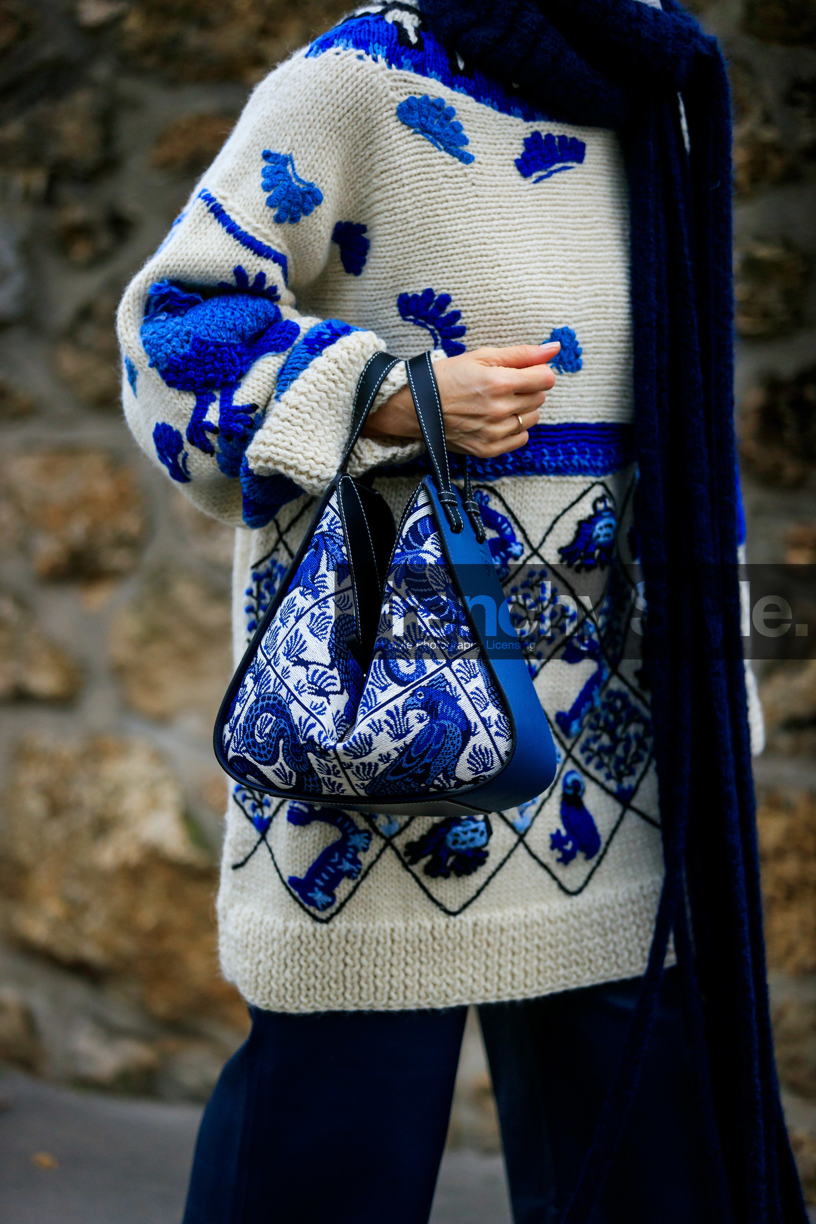 navy blue scarf, blue pullover, white pullover, jacquard pullover, long pullover, embroidered bag, hand bag, woolen scarf, loewe bag, loewe pullover, fashion week, frenchystyle, FW, jonathan paciullo, street style, PFW, PARIS, AUTUMN WINTER 2020-2021, FALL WINTER 2020-2021, FW 20-21, vertical, atmosphere details, detail