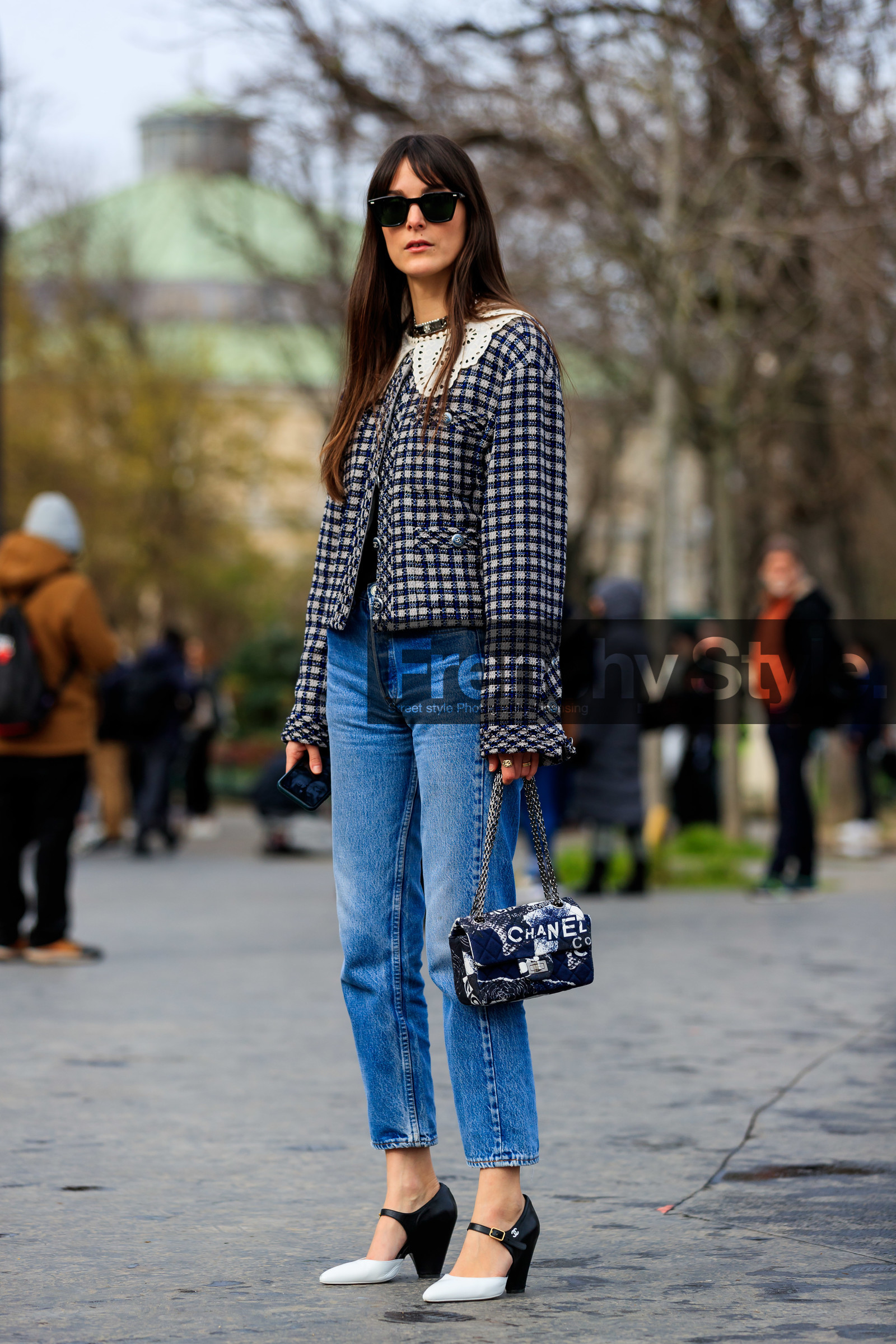 black jacket, checked jacket, white collar, white jacket, silvered choker, navy blue jacket, lurex jacket, lace collar, chanel jacket, chanel necklace, big chain necklace, light blue jeans, denim, white polish shoes, black polish shoes, mary jane shoes, black bag, white bag, logo printed bag, silvered chain strap bag, printed bag, chanel bag, chanel shoes, fashion week, frenchystyle, FW, jonathan paciullo, street style, PFW, PARIS, vertical, full length