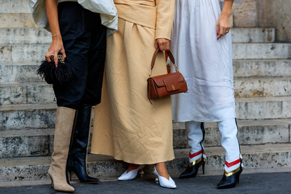 fringe bag, feather details, feather details bag, black leather boots, beige suede boots, bicolor boots, high boots, high heels boots, light beige dress, camel leather bag, wandler bag, hand bag, brown leather bag, drape dress, long dress, long sleeves dress, white leather shoes, geometrical heel, pearl heels, kitten heels shoes, white leather boots, red leather boots, golden boots, striped boots, white dress, PARIS, PFW, SPRING SUMMER 2020, SS 20, fashion week, frenchystyle, FW, jonathan paciullo, street style, horizontal, atmosphere details, detail