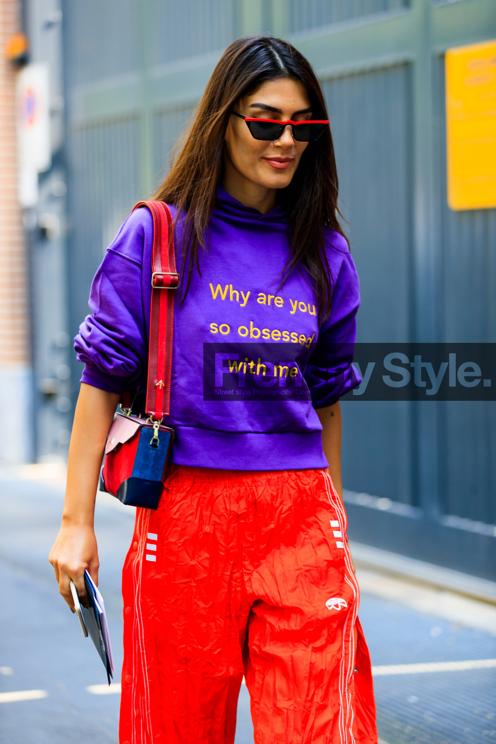 adidas, graphic bag, hoodie, leather bag, multicolor bag, printed bag, printed sweater, purple sweater, red bag, red pants, sunglasses, trousers, street style, jonathan paciullo, FW, frenchystyle, fashion week, MFW, MILAN, SPRING SUMMER 2019, SS 19, vertical, atmosphere details, detail