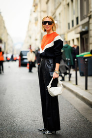 black sunglasses, stripes sweater, orange sweater, black sweater, jumper, knitwear, white handbag, mini bag, bottega veneta, bag, black trousers, leather trousers, black and white stilettos, silver watch, lisa aiken, fashion week, frenchystyle, FW, jonathan paciullo, street style, AUTUMN WINTER 2022-2023, FALL WINTER 2022_2023, FW 22-23, PFW, PARIS, vertical, full length