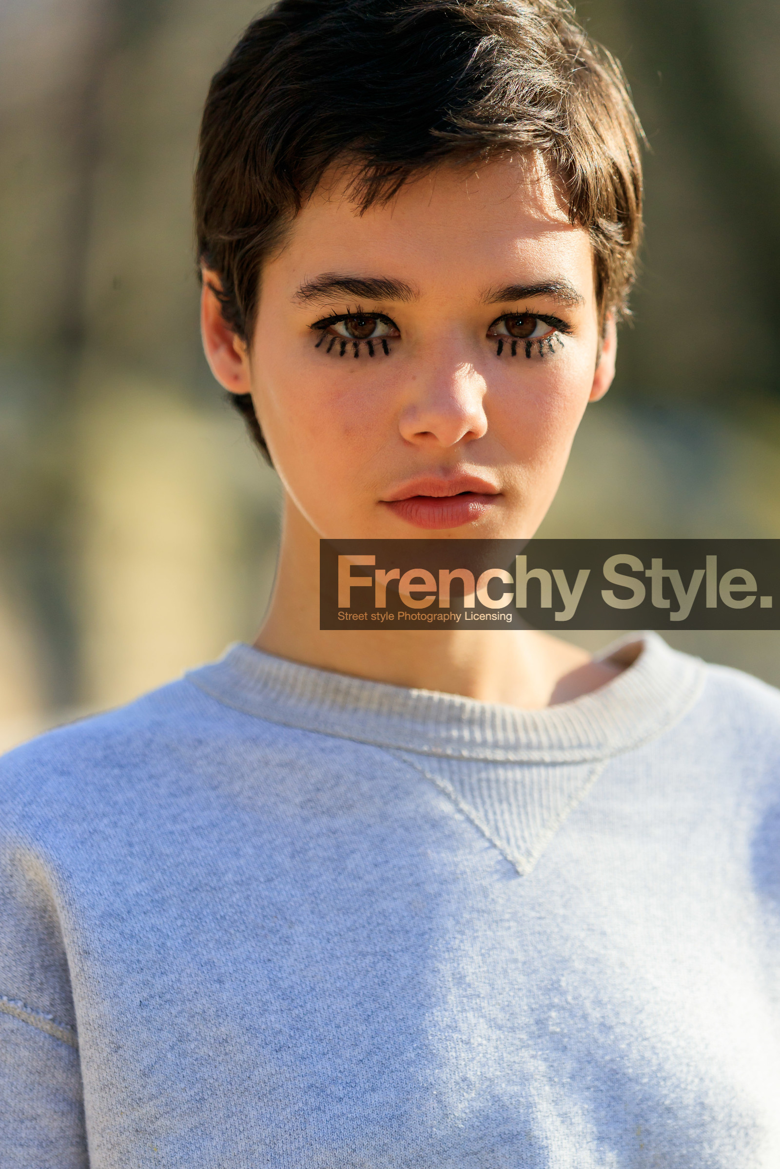 eyeliner, grey sweater, short hair, model, PARIS, PFW, street style, jonathan paciullo, FW, frenchystyle, fashion week, AUTUMN WINTER 2019-2020, AW 19-20, FALL WINTER 2019-2020, FW 19-20, vertical, atmosphere details, detail