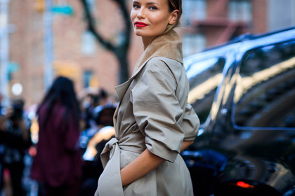 atmosphere details, detail, fashion week, frenchystyle, FW, horizontal, jonathan paciullo, model, natasha poly, NEW YORK, NYFW, red lips, SPRING SUMMER 2018, SS 18, street style, trench coat