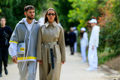 alice & j.s, alice barbier, JS roques, lacoste jacket, lacoste pullover, lacoste total look, lacoste coat, lacoste trenchcoat, lacoste pants, light grey jacket, light grey pullover, light grey pants, white shirt, raincoat, beige leather trench coat, belted trench coat, crossbody bag, bucket bag, light grey leather bag, louis vuitton bag, monogrammed bag, futurist shape sunglasses, small sunglasses, yellow hoodie, yellow jacket, yellow sweatshirt, PARIS, PFW, SPRING SUMMER 2020, SS 20, fashion week, frenchystyle, FW, jonathan paciullo, street style, horizontal, atmosphere details, detail