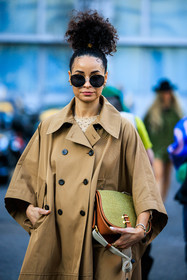 buttoned trench, black round glasses, braided pony tail, afro hair, asymetrical trench, leather handbag, camel trench, knitted handbag: close up, street style, jonathan paciullo, FW, frenchystyle, fashion week, MFW, MILAN, FALL WINTER 2022_2023, AUTUMN WINTER 2022-2023, FW 22-23, vertical, atmosphere details