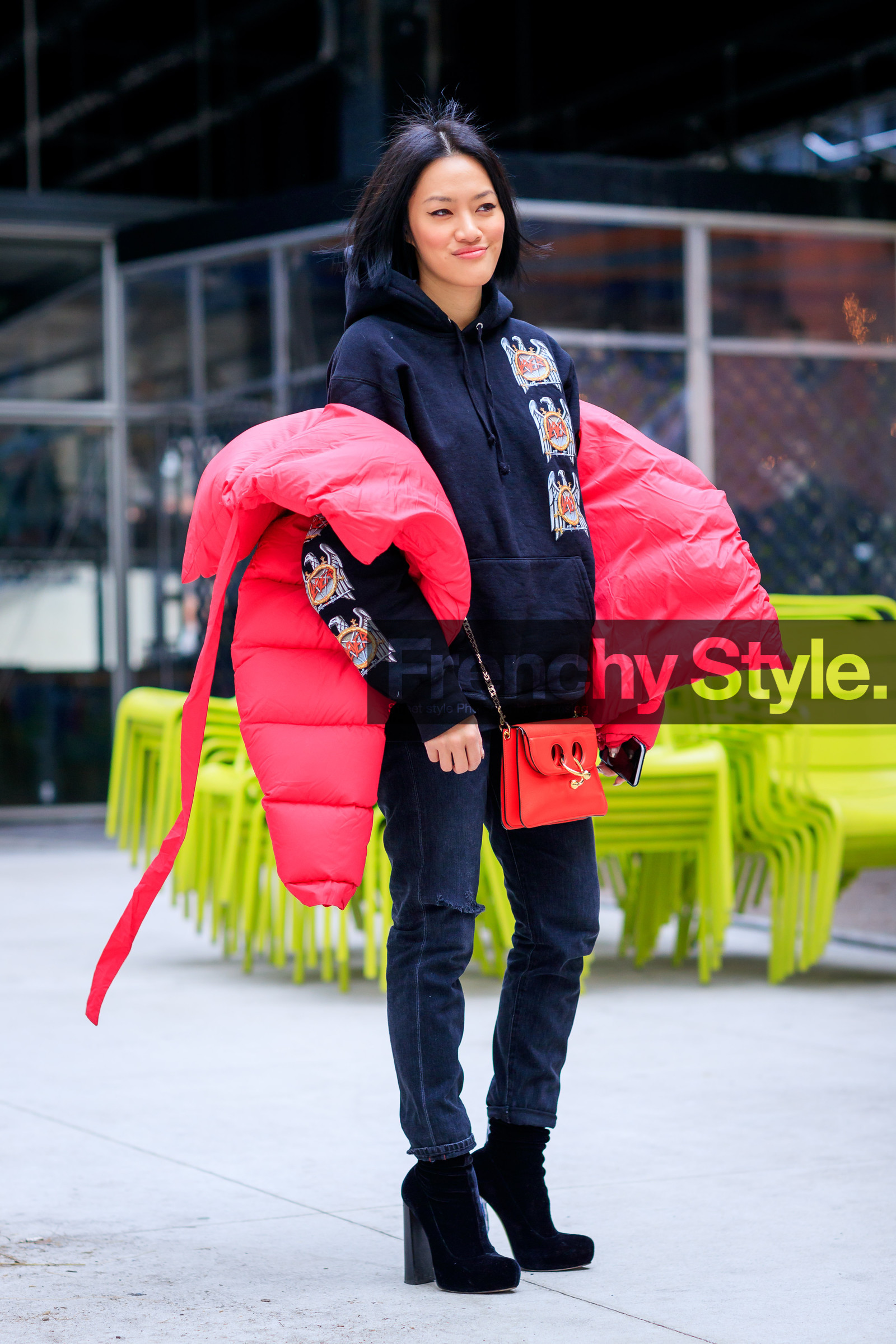 AUTUMN WINTER 2017-2018, AW 17-18, black boots, black denim, black shoes, black sweater, denim pants, down jacket, FALL WINTER 2017-2018, fashion week, frenchystyle, full length, FW, FW 17-18, high heels, hoodie, jeans, jonathan paciullo, jw anderson, leather bag, leather shoes, NEW YORK, NYFW, oversize, pink jacket, red bag, street style, Tiffany Hsu, trousers, velvet, vertical