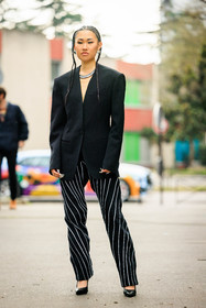 braide hair, necklace, black blazer, stripes pants, black torusers, black heels, black stilettos, jaime xie, street style, jonathan paciullo, FW, frenchystyle, fashion week, AUTUMN WINTER 2022-2023, FALL WINTER 2022_2023, FW 22-23, PFW, PARIS, full length, vertical