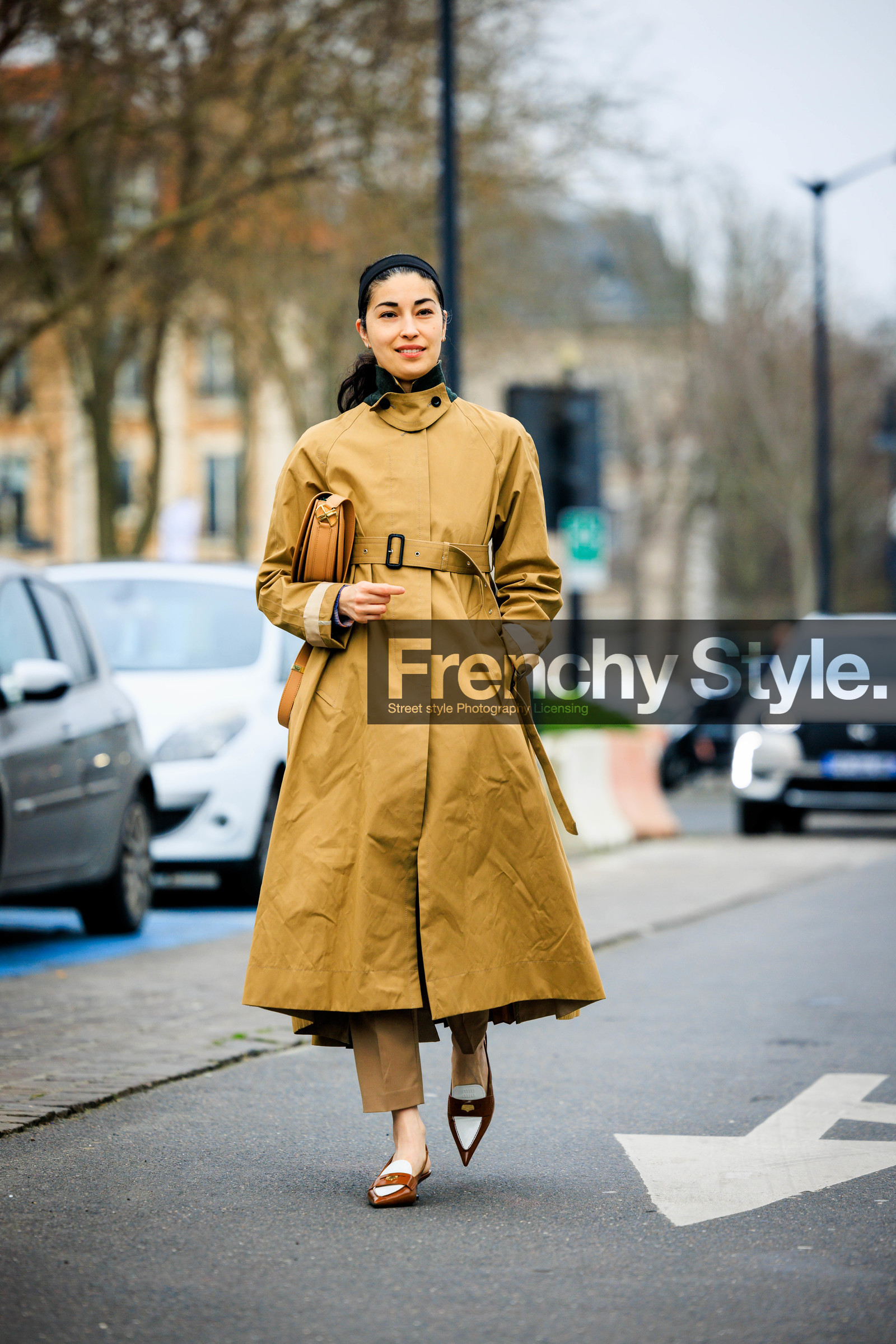mustard yellow trench, camel bag, brow mocassins, beige trousers, coperni, caroline issa, street style, jonathan paciullo, FW, frenchystyle, fashion week, AUTUMN WINTER 2022-2023, FALL WINTER 2022_2023, FW 22-23, PFW, PARIS, full length, vertical