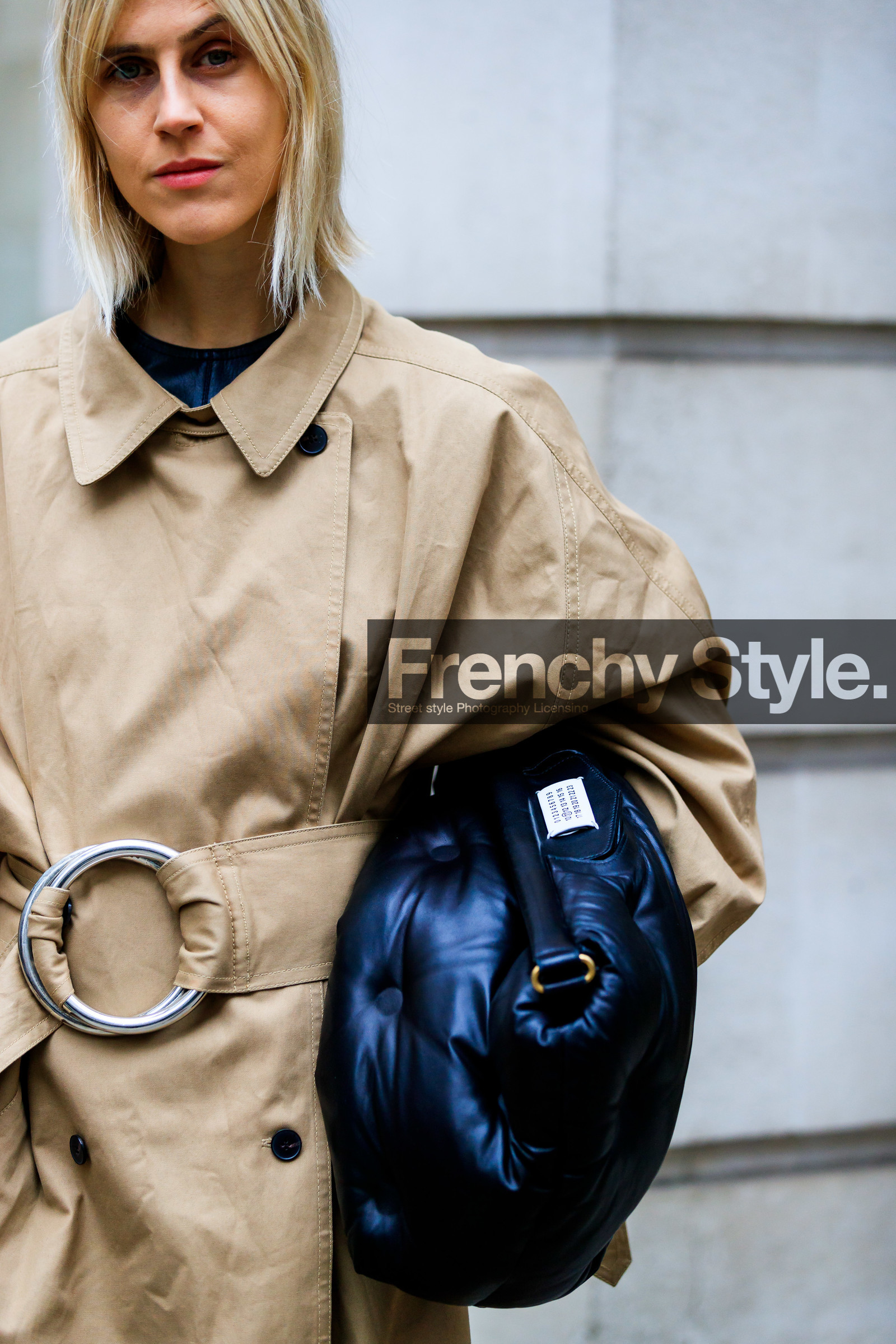 beige coat, black bag, leather bag, linda tol, maison martin margiela, trench coat, street style, jonathan paciullo, FW, frenchystyle, fashion week, LFW, LONDON, AUTUMN WINTER 2019-2020, AW 19-20, FW 19-20, FALL WINTER 2019-2020, vertical, atmosphere details, detail