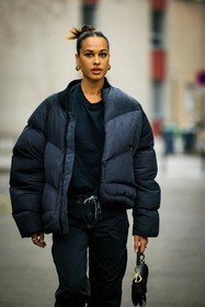 head bow, golden loops, puffed jacker, winter jacker, black jacket, black tshirt, dark denim pants, blak jeans, mini saddle bag, dior bag, black handbag, sarah lysander, street style, jonathan paciullo, FW, frenchystyle, fashion week, AUTUMN WINTER 2022-2023, FALL WINTER 2022_2023, FW 22-23, PFW, PARIS, vertical, detail