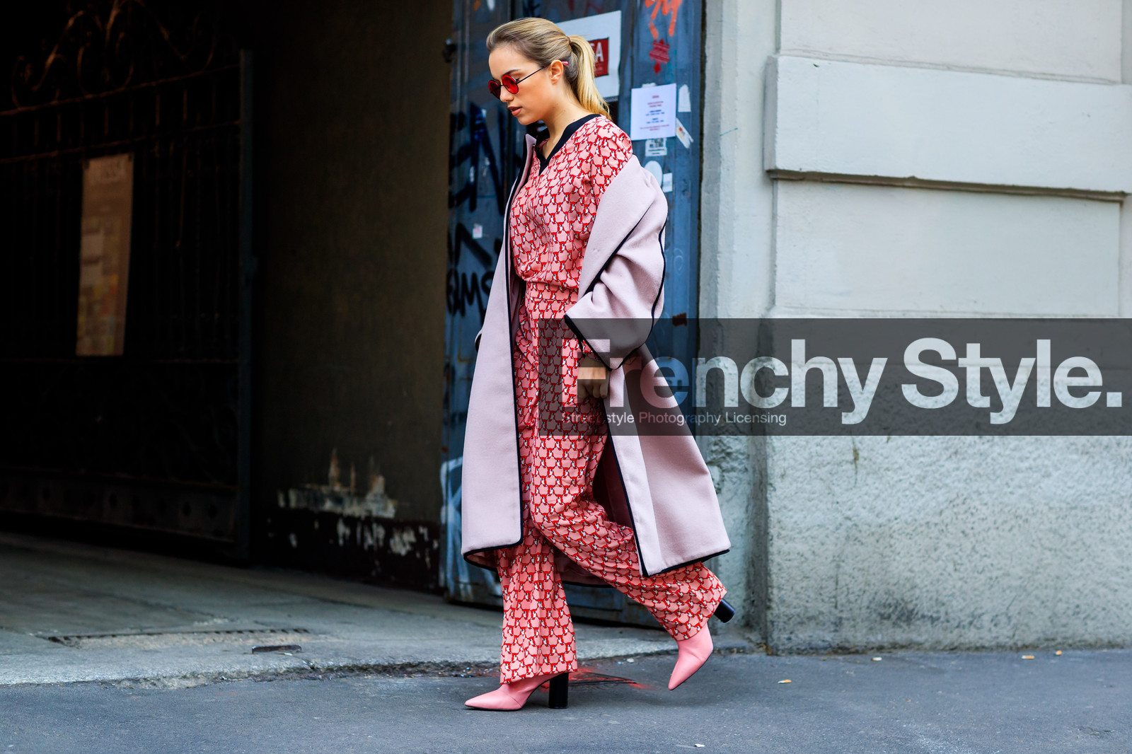 atmosphere details, AUTUMN WINTER 2017-2018, AW 17-18, FALL WINTER 2017-2018, fashion week, frenchystyle, full length, fun sunglasses, FW, FW 17-18, geometric, graphic pants, graphic top, horizontal, jonathan paciullo, leather shoes, MFW, MILAN, pink coat, pink shoes, printed pants, printed top, red pants, red top, street style, sunglasses, trousers